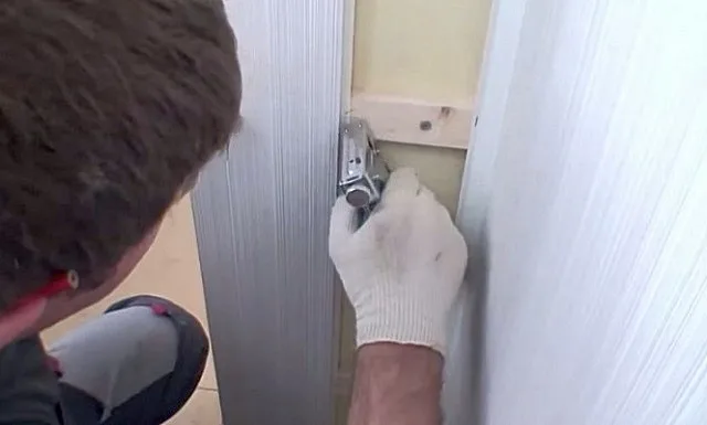 Фиксация вагонки с помощью степлера.