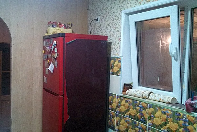 Фотография времен ремонта – холодильник встал на свое место. Так как ранее он размещался, спрятанным в нишу, на одной из сторон даже сохранилась заводская упаковочная пленка.