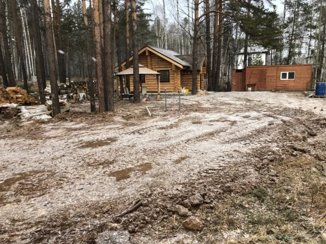 Благодаря теплому полу и толстым стенам из бревен парилка прогревается очень быстро