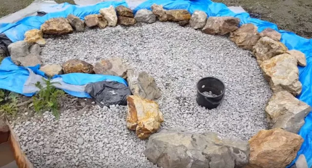 Укладка камней по периметру чаши
