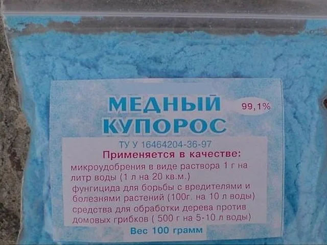 Медный купорос является универсальным средством для борьбы с различными вредителями, в том числе и с черной плесенью.