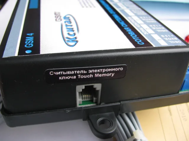 Считыватель электронного ключа Touch memory в модели GSM модуля Ксисал. Используется для защиты от несанкционированного вмешательства в управление котлом