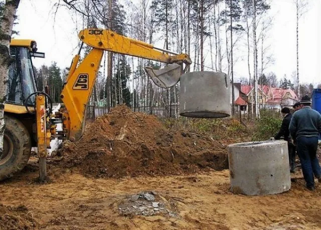 Установка бетонных колец в котлован
