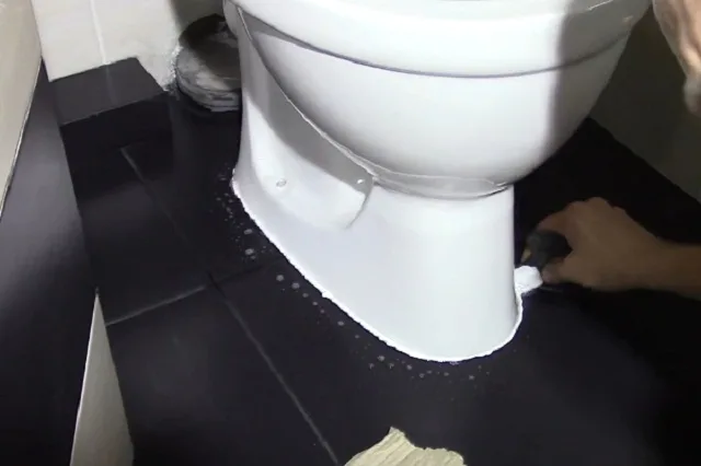 Остатки клея удаляются шпателем