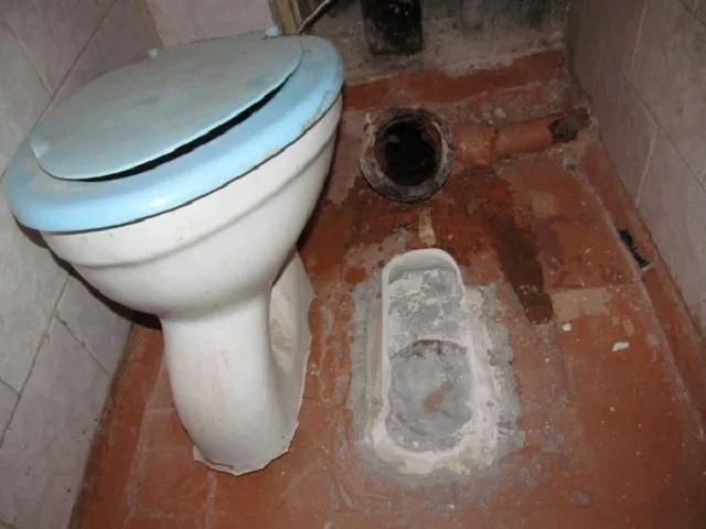 Фото старого унитаза, который был замурован бетоном