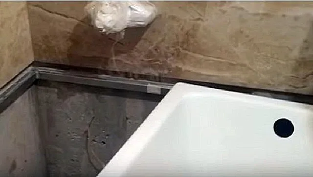Установка ванны при уже уложенной на стены плитке.