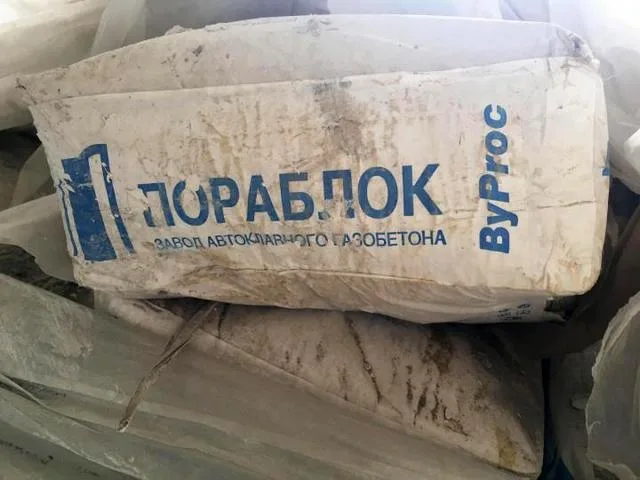 Если в магазине вам отгружают клей в потрепанных, надорванных, просыпающихся мешках, или даже в идеальной таре, но с истекшим сроком годности, от такого приобретения следует отказаться.
