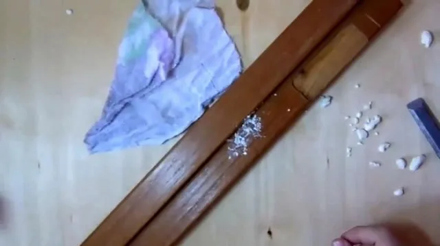  Лакированная деревянная деталь, загрязненная пеной