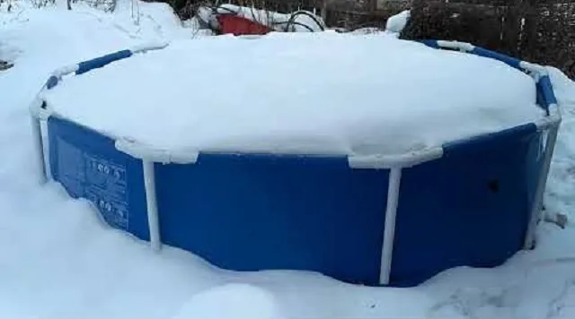 Законсервированный бассейн, не закрытый тентом