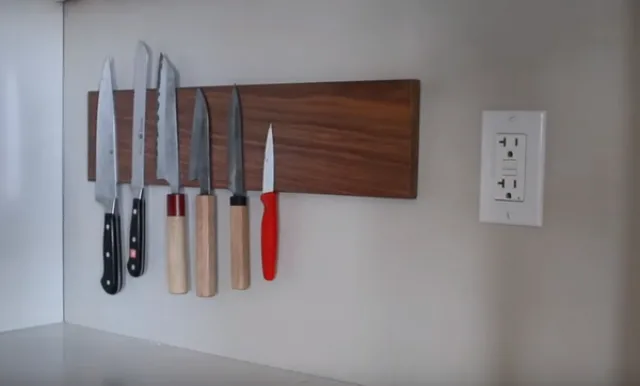 Так смотрится готовая подвешенная доска, на которой мы уже закрепили ножи. Выглядит очень красиво