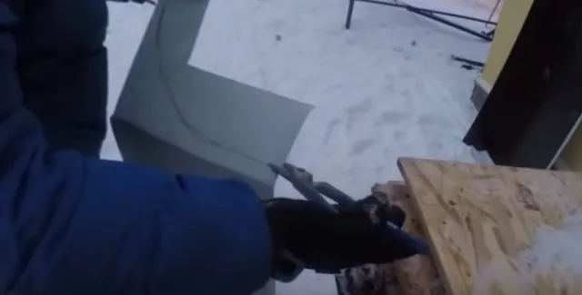 Вырезается полукруг