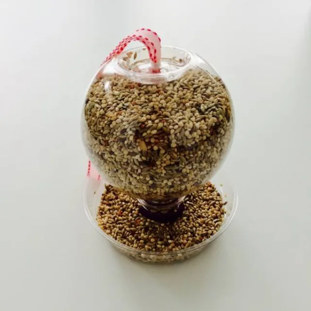 Готовая кормушка из пластиковой бутылки