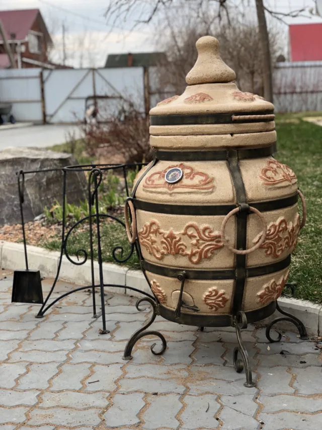 Кованые ножки помогают дольше сохранять тело внутри