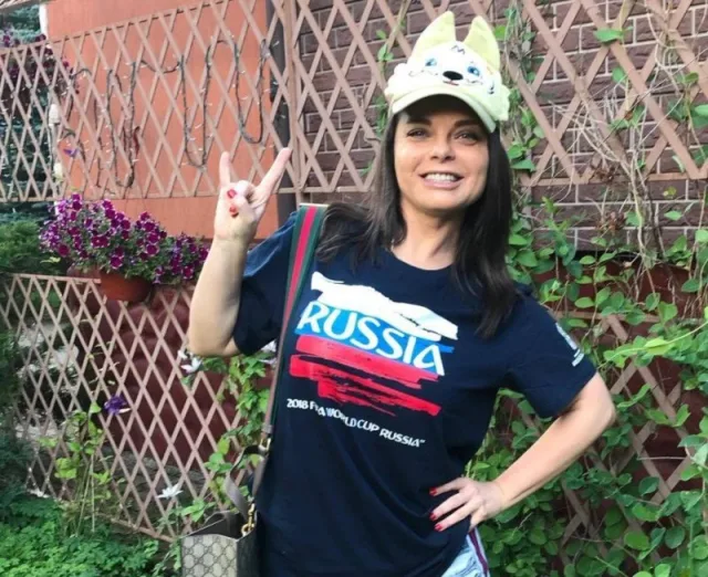 Королева у своего дома