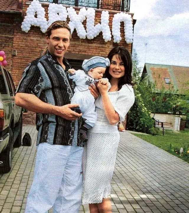 Семья Королевой у дома