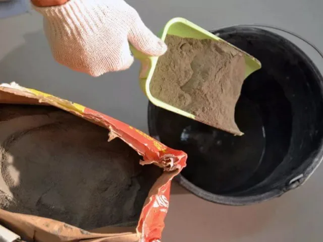 Сухой плиточный клей нужно замешивать