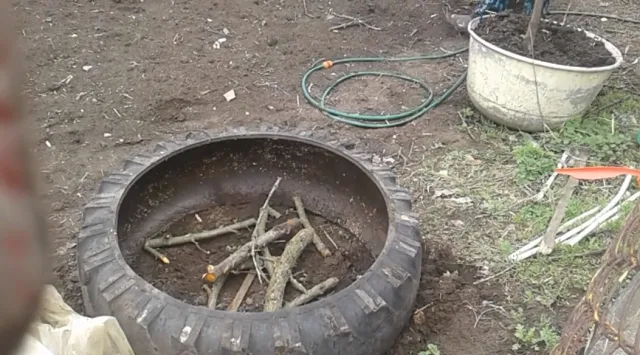 Укладываем на дно обрезки веток деревьев
