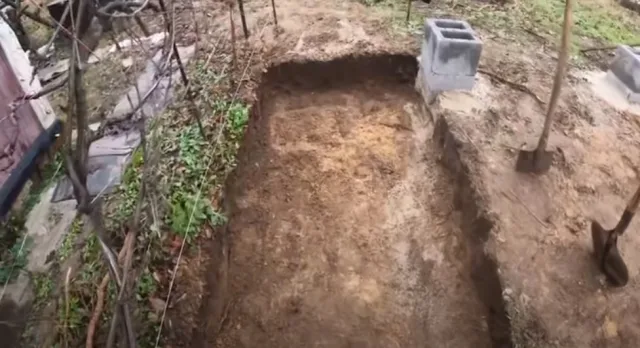 Траншея для будущей дорожки