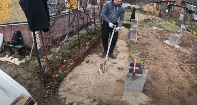 Отсыпка траншеи песком