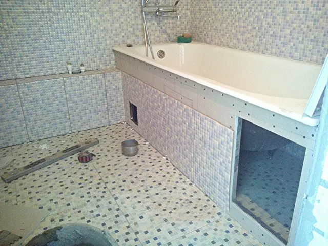 Пластиковый экран для сокрытия коммуникаций