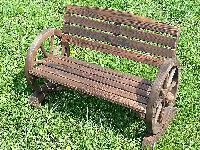 Скамейка из старой телеги