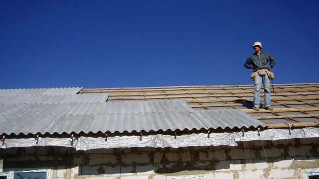 Шифер фиксируют на обрешетке