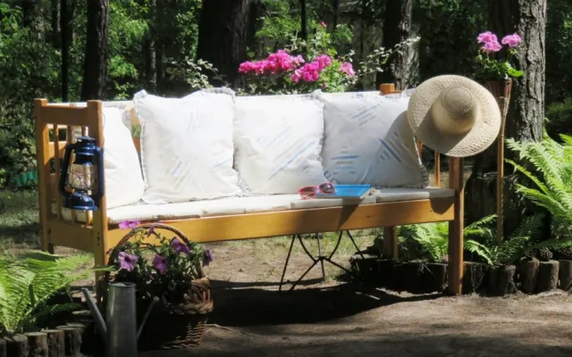 Скамейка из старой кровати