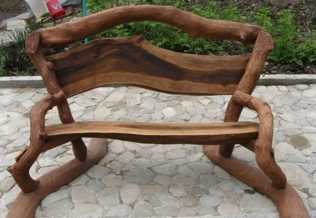 Скамейка из коряг и пней