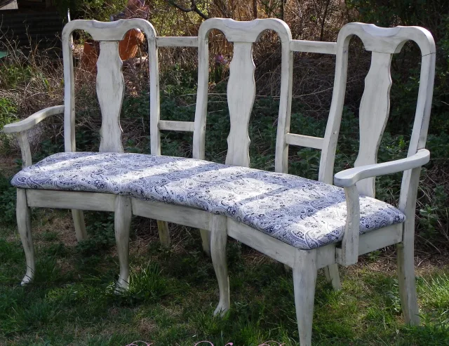 Скамейка из старых стульев