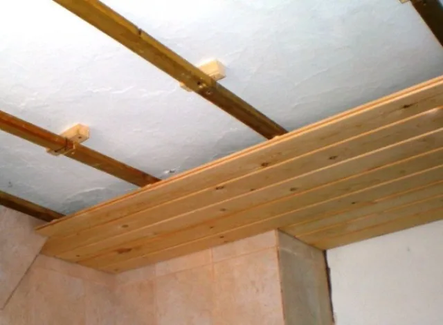 Потолок из дерева