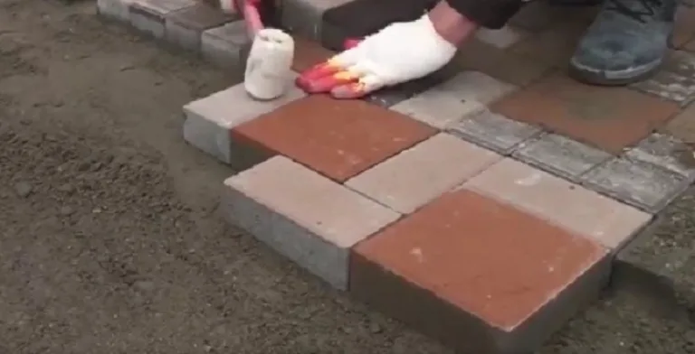 Процесс укладки брусчатки