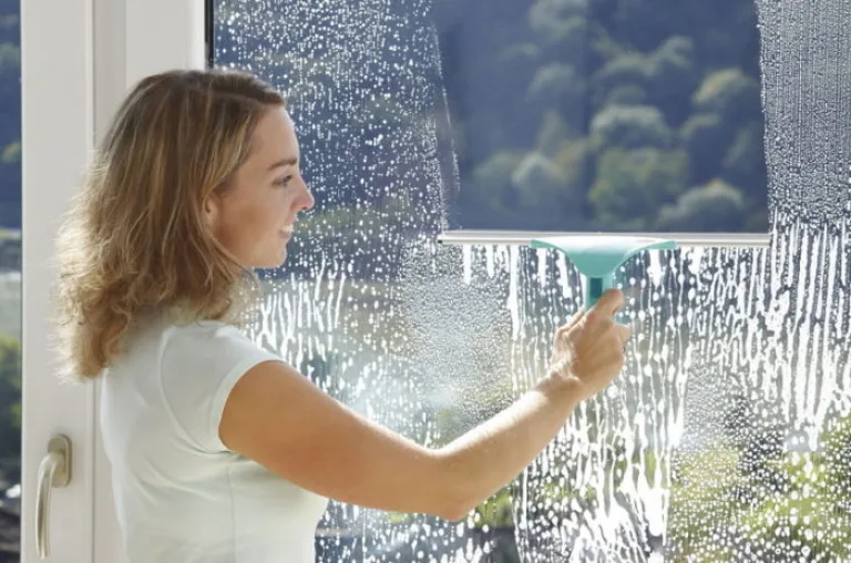 Во время мытья окна не забудьте о фурнитуре