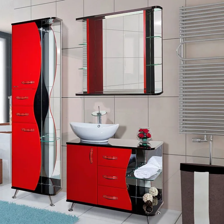 Не самый большой по количеству предметов, но вместительный и роскошно выглядящий гарнитур для ванной.
