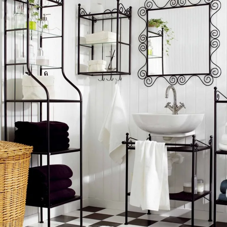 Мебельный гарнитур для ванной комнаты, практически полностью изготовленный из металла.
