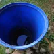 Шланг больше не вылетает из бочки при наборе воды: 4 простых лайфхака