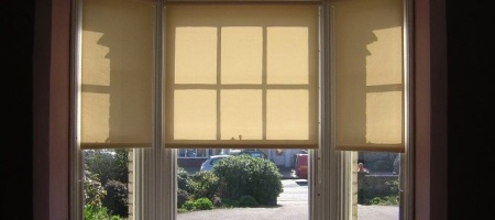 Рулонные шторы на пластиковые окна без сверления: пример установки и видео
