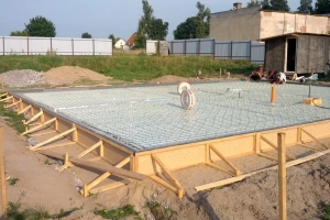 Плитный фундамент против ленточного: какой лучше