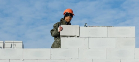Газобетон vs керамзитоблок vs кирпич: что выбрать для дома в 2026 году?