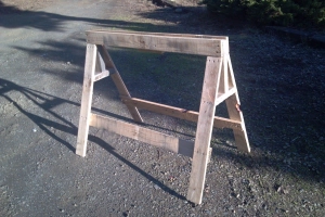 Делаем складные строительные козлы из обрезков досок на дачу