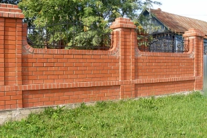 Во сколько обойдется кирпичный забор на участке: рассчитываем в рублях и кирпичах
