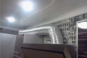 6 способов спрятать гофру от вытяжки на кухне