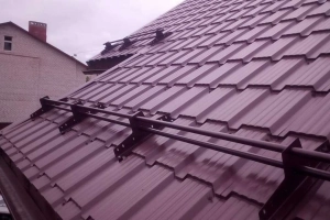 Рейтинг лучших снегозадержателей на крышу: какой лучше выбрать