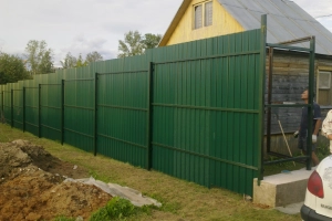 Как построить забор из профлиста своими руками: пошаговая инструкция и важные нюансы