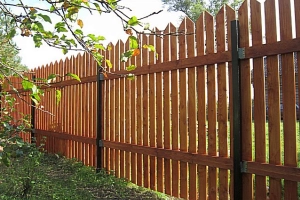 Деревянный забор на металлических столбах своими руками: пошаговая инструкция + фото