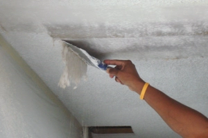 5 способов удалить побелку с потолка