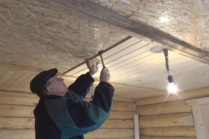 Как сделать потолок в деревянном доме своими руками: инструкция и каких ключевых ошибок нужно избегать