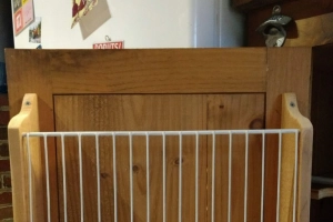 Полка на двери шкафчика — экономим место на кухне