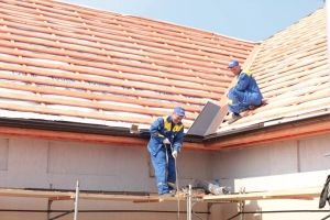 Как крепить шифер: выбираем крепеж, изучаем особенности технологии и варианты укладки на крышу