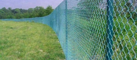 Как сделать забор из сетки рабицы — новые методы установки + расчет