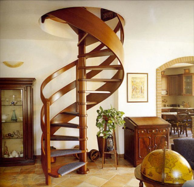 Винтовая лестница - экономит пространство, но не всегда удобна для переноски габаритных предметов